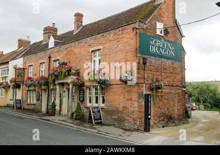 Wiltshire, Regno Unito - 17 agosto 2019: La storica casa pubblica Green Dragon nel villaggio di Market Lavington nel Wiltshire, Inghilterra. Foto Stock