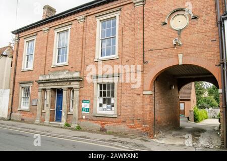 Wiltshire, Regno Unito - 17 agosto 2019: Esterno della Workman's Hall nel villaggio di Market Lavington, Wiltshire. L'edificio fu costruito nel 1865 a pr Foto Stock