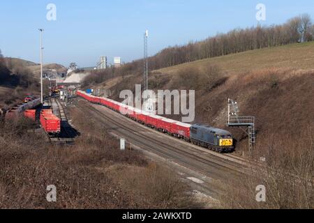 Peak Forest (Buxton) GB Railshunting / Victa railmerci classe 56 56312 Shunting carico DB box vagoni fuori di dove Fori cava nelle sedi Foto Stock