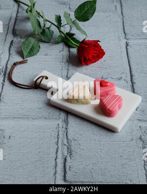 Caramella marzapane a forma di cuore e una rosa per il giorno della San Valentino Foto Stock