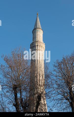 Minareto di Hagia Sophia (Aya Sofya; Ayasofya), museo dell'era bizantina a Istanbul, Turchia Foto Stock