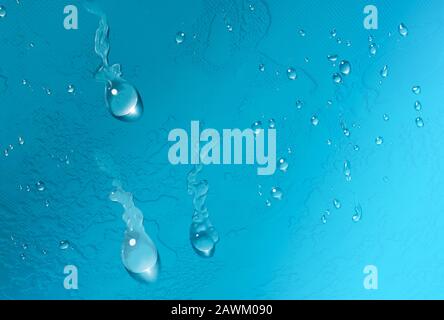 Gocce d'acqua su sfondo di metallo blu turchese Foto Stock