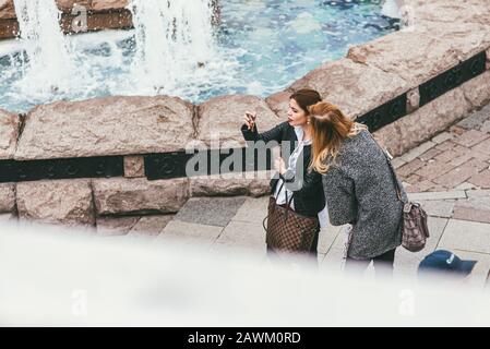 Mosca, Russia - 7 LUGLIO 2017. Due giovani donne prendono selfie mentre camminano nel giardino di Alexander vicino alla piazza rossa Foto Stock