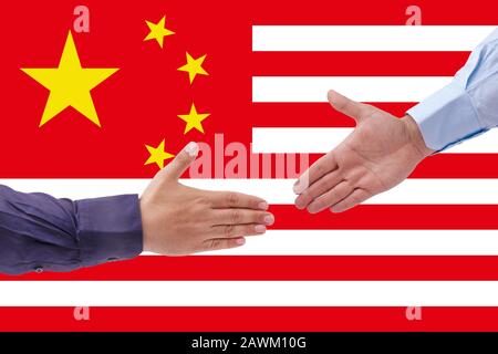Gli uomini d'affari scuotono il concetto di rapporto Unito tra Usa o bandiere americane e cinesi. Foto Stock