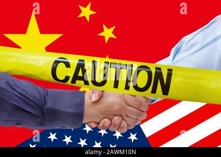 Cautela nastro su uomini d'affari handshaking su Bandiere Americane o americane e cinesi fusione politico ed economico concetto di relazioni Foto Stock
