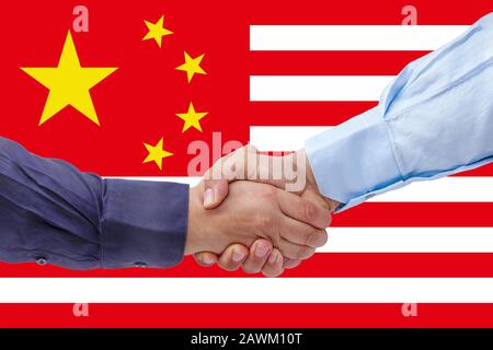 Gli uomini d'affari scuotono il concetto di rapporto Unito tra Usa o bandiere americane e cinesi. Foto Stock
