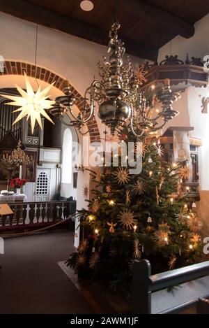 Amrum, GERMANIA - 01 GENNAIO 2020: Albero di Natale nella Chiesa di Nebel sull'isola Amrum in Germania Foto Stock