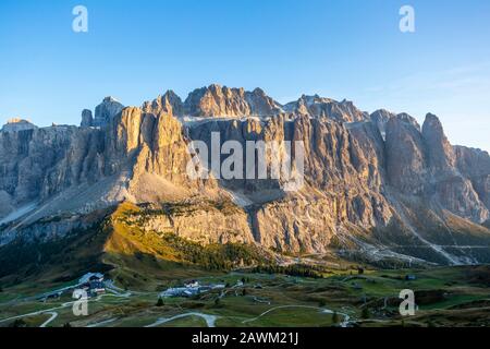 Vista del Passo Gardena e gruppo del Sella da Pizes de Cir, Italia Foto Stock