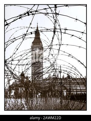 WW2 1940's CASE OF PARLIAMENT Barbed Wire Fencing Protection Parliament Square Londra UK Foto Stock