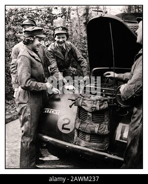 La principessa Elizabeth ATS 1940's World War II Car Mechanic. HRH Princess Elizabeth (futura Regina Elisabetta II) nella sua uniforme del ATS il Servizio Territoriale ausiliario un ramo ausiliario dell'esercito femminile, con altri membri sorridenti del servizio ATS che lavorano su un veicolo militare dell'esercito britannico. Foto Stock