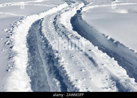 Tracce della vettura nella neve. Tracce di neve. Foto Stock