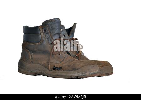 vecchi stivali da lavoro con un foro isolato su uno sfondo bianco. Abiti speciali Foto Stock