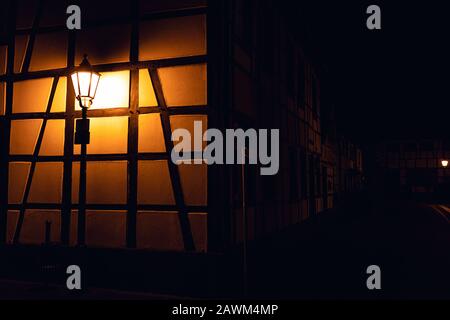 casa a graticcio lanterna notte in herten germania Foto Stock