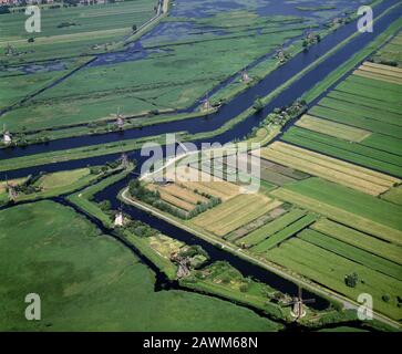 Kinderdijk, Olanda, 20 giugno 1989: Fotografia aerea storica dei mulini a vento a Kinderdijk, la più grande concentrazione di mulini a vento in Olanda UNESCO Foto Stock