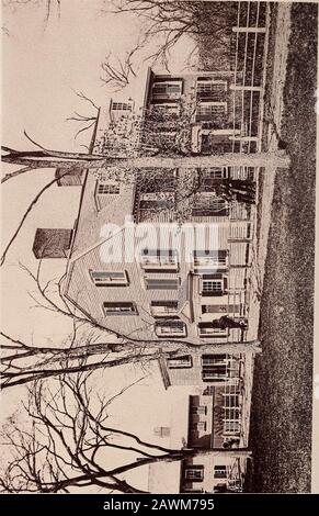 Campi storici e palazzi di Middlesex . nave, che aveva 6n bordo dieci millecompleti insiemi di uniforme, destinato alle truppe in Canadaunder Carleton e Burgoyne. I prelievi americani, nel servizio britannico, sono stati per la prima volta stancati^ in verde, che finallyand con cuori pesanti scambiati per il rosso, come preludio al teiressendo redatto in reggimento britannico. Il termine Continente fu applicato ai tredici coloniesearly nel 1776, per distinguere il loro governo da quello delle Province, e quindi il nome Continental, come applicato all'esercito della loro adozione. I dintorni di Cambridge Common Foto Stock