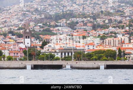 Paesaggio costiero di Funchal con la Cattedrale Di Nostra Signora dell'Assunzione in Se, la capitale dell'isola di Madeira, Portogallo Foto Stock