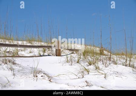 Rail Fence Parzialmente Sepolto su dune di sabbia Foto Stock