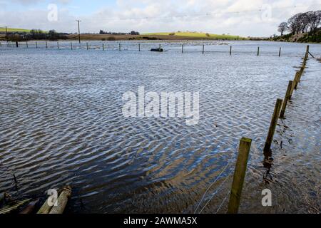 Storm Ciara fa sì che il fiume Clyde scoppiasse le sue banche nel Lanarkshire del sud della Scozia causando un'ampia diffusione di inondazioni su strade e campi. Foto Stock