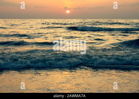 Vista panoramica delle onde della Baia del Bengala lungo Marina Beach, Chennai, India Foto Stock