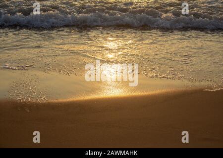 Vista panoramica delle onde della Baia del Bengala lungo Marina Beach, Chennai, India Foto Stock