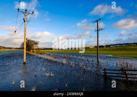 Storm Ciara fa sì che il fiume Clyde scoppiasse le sue banche nel Lanarkshire del sud della Scozia causando un'ampia diffusione di inondazioni su strade e campi. Foto Stock