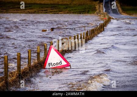 Tempesta Ciara fa sì che il fiume Medwin (un affluente del fiume Clyde) scoppiasse le sue banche nel Lanarkshire del sud, Scozia causando un'inondazione diffusa. Foto Stock