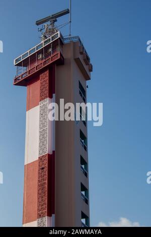 Chennai, Tamil Nadu / India - 05 febbraio 2020: Vista del faro vicino alla spiaggia marina sullo sfondo blu del cielo, Chennai, India Foto Stock