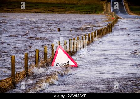 Tempesta Ciara fa sì che il fiume Medwin (un affluente del fiume Clyde) scoppiasse le sue banche nel Lanarkshire del sud, Scozia causando un'inondazione diffusa. Foto Stock