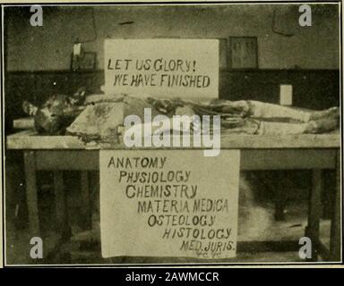 Ossa, molari, e brief . parte di dicembre, Dr. Lorenz, Tlie rinomato chirurgo, ha dato una clinica nella Sala Anatomical, e senza dubbio non è necessario dire, che l'impressione matle su di noi bemore che su uomini di classe superiore. Una parola per quanto riguarda l'atletica della tn, eravamo ben rappresentati nella squadra di calcio Ijy Cap-tain Mitchell. X. W. Hala e A. C. Skian. I nostri membri hanno partecipato a molte funzioni sociali, e possono raccontare la generosa ospitalità di questa città. Alcune impressioni fatte a diversi incontri non saranno presto dimenticate, come al Centro Y. M. C. A., Dr. Howard .V. Casa di Kellys, e un Foto Stock