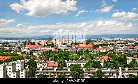 Vista panoramica del centro di Cracovia in una giornata estiva di sole. Vista dalla cima del Krakus Mound Foto Stock