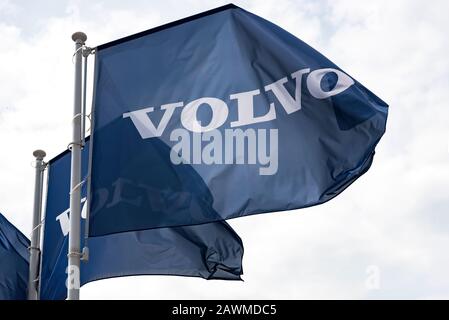 Cracovia, Polonia, 12 luglio 2019: Volvo firma sulle bandiere ondulate in primo piano. Volvo è un produttore svedese di veicoli con sede a Gothenburg, Svezia. Foto Stock