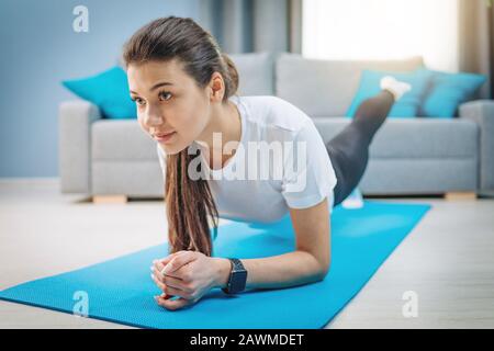 Una Bellezza Sottile Entusiasta Che Fa Esercizi Di Stretching Foto Stock