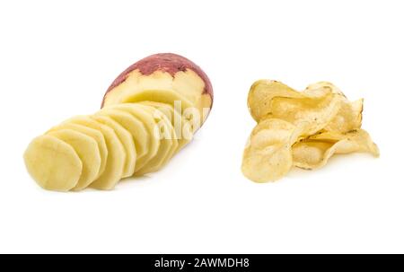 Patate fritte e patate crude affettate isolate su bianco Foto Stock