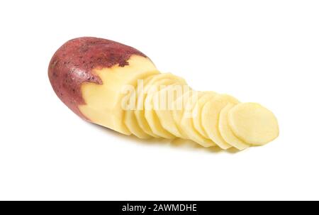 Tagliare verdure crude di patate isolate su sfondo bianco. Come fatto patatine fatte in casa Foto Stock