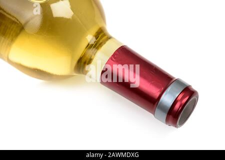 Vicina bottiglia di vino bianco. Collo di bottiglia isolato su sfondo bianco Foto Stock