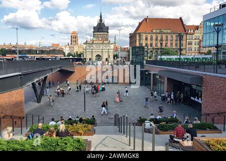 Danzica, Polonia - 14 agosto 2019: Le persone riposano sulla piazza di fronte all'ingresso del Forum Mall nel centro di Danzica Foto Stock