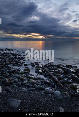 Tramonto - stretto di Juan de Fuca. Tramonto sullo stretto di Juan de Fuca sulla costa occidentale dell'isola di Whidbey a Fort Ebey state Park a Washington. Per Foto Stock