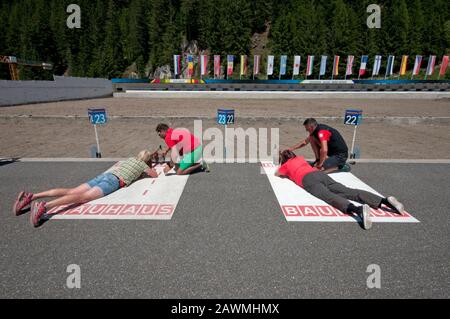 Istruttori che insegnano ai visitatori a sparare con il fucile da biathlon nel Centro Biathlon Anterselva, Valle Anterselva (Anterolzertal), Trentino Alto Adige Foto Stock