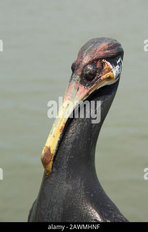 Una scultura cormorante in metallo sul lungomare di Morecambe nel Lancashire Inghilterra UK GB Foto Stock