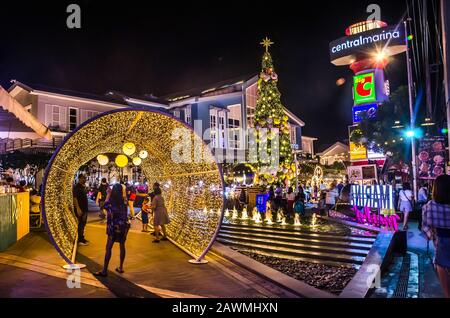 PATTAYA, TAILANDIA - DEC. 21, 2018: Turisti che godono di decorazioni luminose colorate, albero di Natale e festival di Natale nella strada di Pattaya, Foto Stock