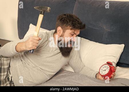 Cattura fino a perdere il sonno durante il fine settimana. Risveglio mattutino. L'uomo sveglio infelice con sveglia squilla. Anche se si sono addormentati potreste svegliarvi con la sensazione che non ha sonno a tutti. Fasi di sonno. Foto Stock