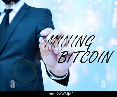 Scrittura a mano concettuale che mostra Mining Bitcoin. Concetto che significa elaborazione delle transazioni nel sistema di valuta digitale Foto Stock