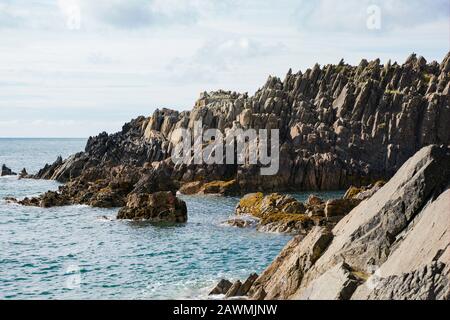 Formazioni rocciose lungo le coste rocciose di Dumfries e Galloway vicino al villaggio di Isola di Whithorn. Sud-ovest Scozia GB Foto Stock