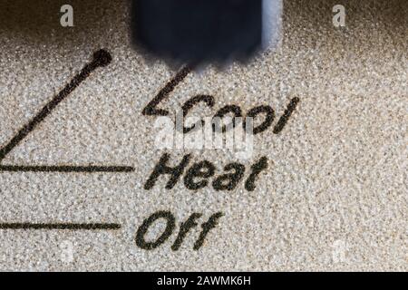 Fotografia di primo piano del termostato vintage e dell'interruttore di comando dell'aria condizionata. Foto Stock