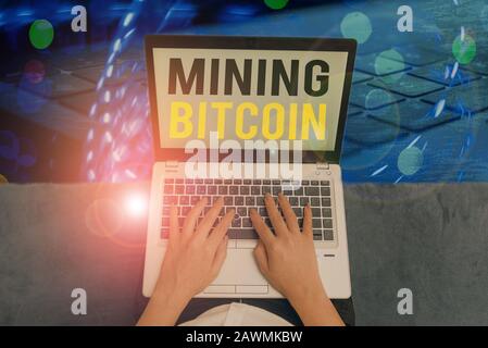 Testo Di Scrittura A Mano Mining Bitcoin. Elaborazione fotografica concettuale delle transazioni nel sistema valutario digitale Foto Stock