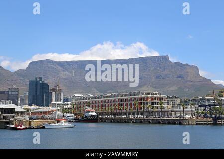 Alfred Basin e Cape Grace hotel, con Table Mountain Beyond, V&A Waterfront, Città del Capo, Table Bay, Western Cape Province, Sud Africa, Africa Foto Stock