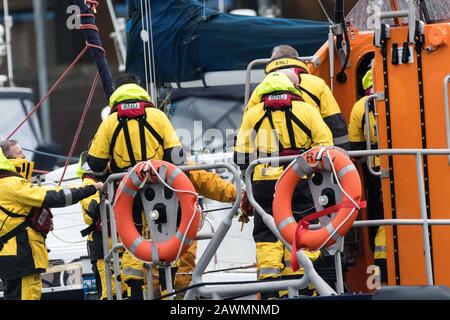 Eastbourne, East Sussex, Regno Unito. 9th Feb, 2020. La scialuppa di salvataggio di Hasting RNLI arriva al Sovereign Harbor di Eastbourne a seguito di una lunga ricerca di un surfista visto in difficoltà al largo della costa di Hastings prima di oggi. Il surfista fu recuperato ulteriormente lungo la costa un po' più tardi. Un certo numero di avvertimenti in tutto il paese sono stati emessi come Storm Ciara con forti venti e forti piogge continuano a battere il Regno Unito . Credito: Alan Fraser/Alamy Live News Foto Stock