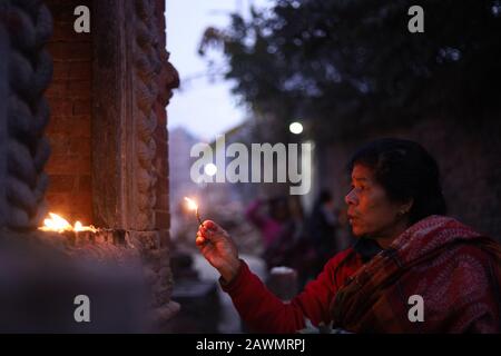 Bhaktapur, Nepal. 09th Feb, 2020. Un devoto indù nepalese che offre lampade ad olio alla riva del fiume Hanumante durante l'ultimo giorno del Festival di Madhav Narayan o del festival di Swasthani Brata Katha Bhaktapur, Nepal, il 9 febbraio 2020. I devoti vanno in pellegrinaggio a vari templi, svolgono rituali religiosi, fanno un bagno santo nei fiumi e veloci per un mese, soprattutto tra le donne che credono che il digiuno aiuti nel benessere della loro famiglia o nel farli un buon marito. (Foto Di Subash Shrestha/Pacific Press) Credit: Pacific Press Agency/Alamy Live News Foto Stock