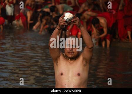 Bhaktapur, Nepal. 09th Feb, 2020. Un devoto indù nepalese prende il bagno santo durante l'ultimo giorno del festival di Narayan di Madhav o del festival di Katha di Swasthani Brata a Bhaktapur, in Nepal il 9 febbraio 2020. I devoti vanno in pellegrinaggio a vari templi, svolgono rituali religiosi, fanno un bagno santo nei fiumi e veloci per un mese, soprattutto tra le donne che credono che il digiuno aiuti nel benessere della loro famiglia o nel farli un buon marito. (Foto Di Subash Shrestha/Pacific Press) Credit: Pacific Press Agency/Alamy Live News Foto Stock