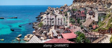 Popeye Village, Malta - 19 Luglio 2019. Panorama aereo del villaggio di Popeye. Conosciuto anche come Sweethaven Village. E 'un set di film appositamente costruito villaggio, Foto Stock